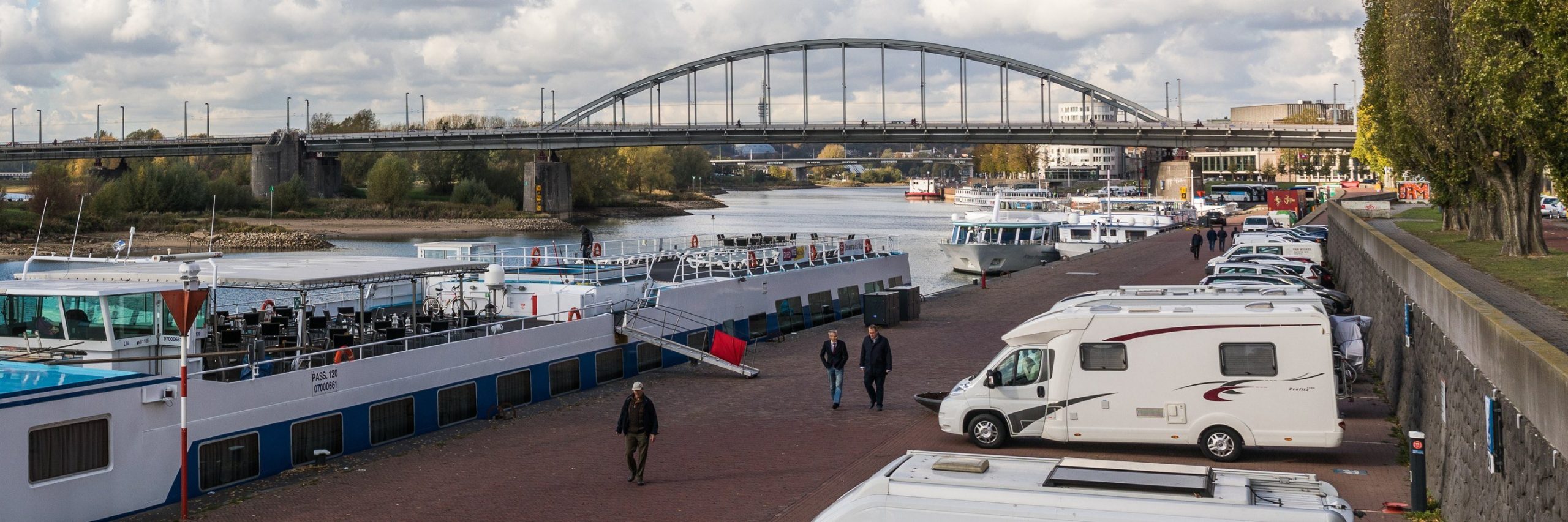 Campers op een Nederlandse camperplaats aan het water