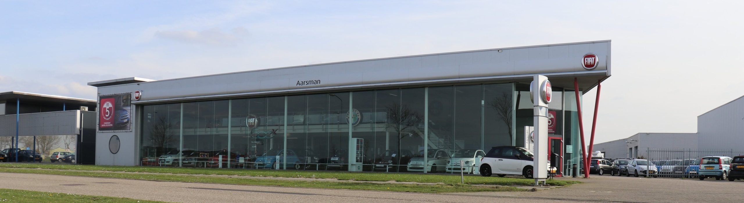 De showroom van Autobedrijf Aarsman aan de Touwslagerij in Zevenbergen