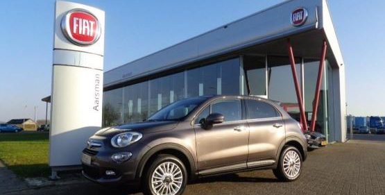 De Fiat-zuil en de showroom van Autobedrijf Aarsman in Zevenbergen