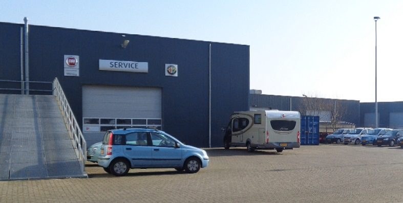 De servicewerkplaats van Autobedrijf Aarsman met een camper en een Fiat Panda ervoor